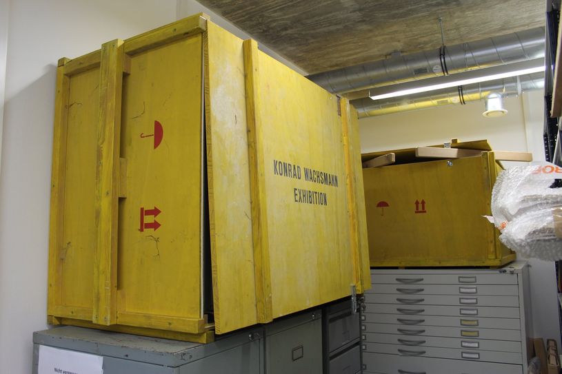 Groß, signalgelb angestrichenen: so sehen die Holzkisten für den Transport aus.