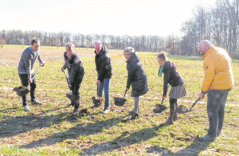 Fridtjof Schneider, Torsten Roch, Dr. Winfried Nachtigall, Dr. Romy Reinisch, Angelika Schröter und Gerd Schuster
(v.l.) beim feierlichen Spatenstich.