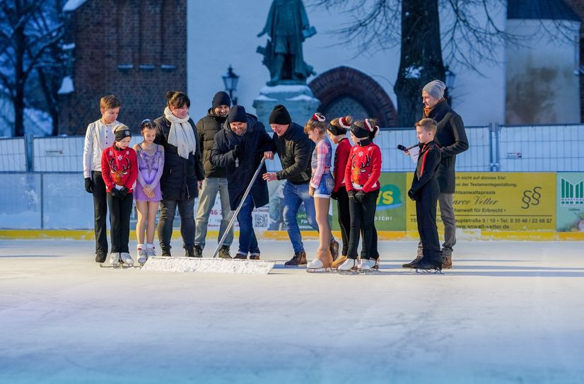 Die stimmungsvolle Eröffnung der Lübbener Eislaufbahn.