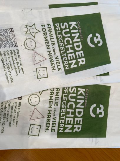 Die Suche nach Pflegeeltern - auch mittels Einkaufstüte - startet wieder.