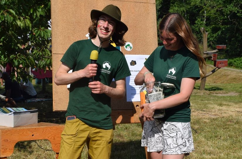 Leonie Dreger und Tom Böhme absolvieren derzeit ein Umweltpraktikum bei der Nationalpark- und Forstverwaltung Sächsische Schweiz und haben in diesem Rahmen die Vorbereitung und Moderation des Sellnitzfestes sowie die Durchführung von Naturbildungsangeboten bei der Veranstaltung unterstützt.