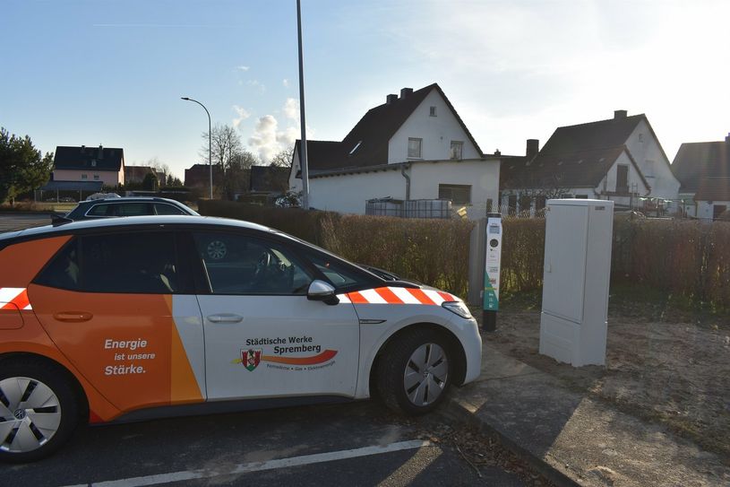 Im markanten SWS-Design sind die Ladesäulen der Marke »ebee Ladepunkt Berlin«, die im Rahmen des E-Mobilitätskonzeptes mit der Stadt Spremberg aufgestellt werden, gut zu erkennen. Foto: SWS