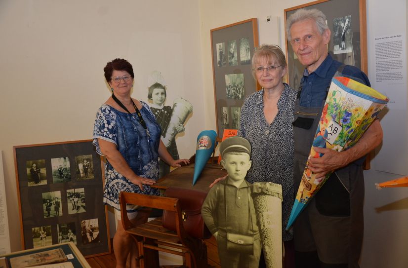 Die neue Ausstellung entstand in Kooperation mit Susann Hellemann (2.v.r.) und Dr. Lothar Binger vom "Archiv historische Alltagsfotografie".
