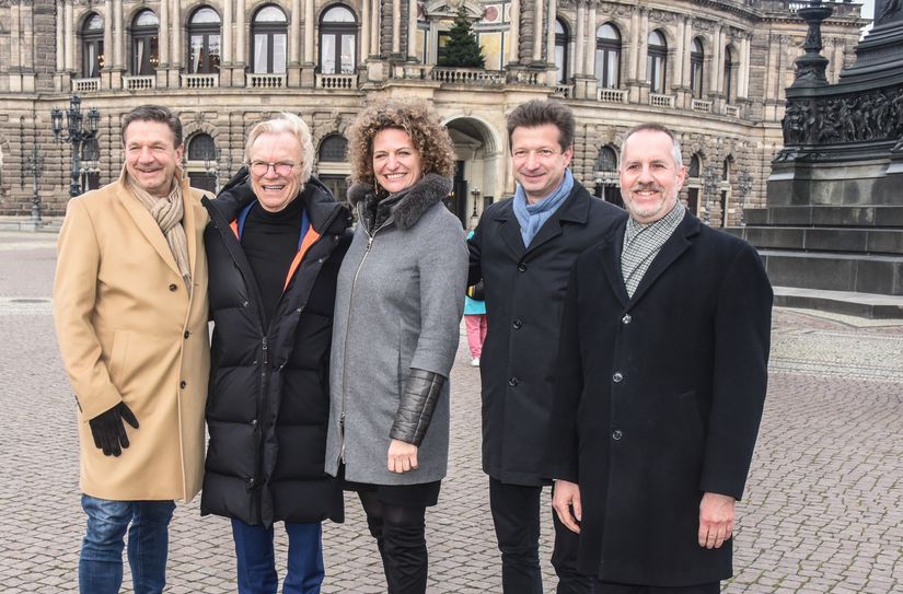 Sie gaben erste Einblicke: Marten Schwass (Geschäftsführender Direktor Hotel Taschenbergpalais Kempinski Dresden), Moderator Wolfgang Lippert, Modedesignerin Dorothea Michalk, Wolf-Dieter Jacobi (1. Vorsitzender SemperOpernball e.V.) und Rechtsanwalt Eberhard Reetz (v.l.).
