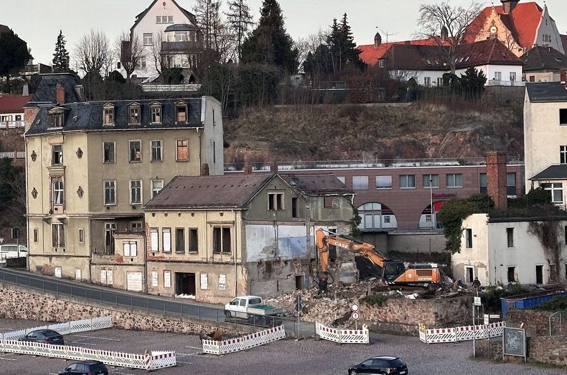 So sah der Start der Abrissarbeiten aus. Mittlerweile ist der Gebäudekomplex nahezu zurückgebaut.