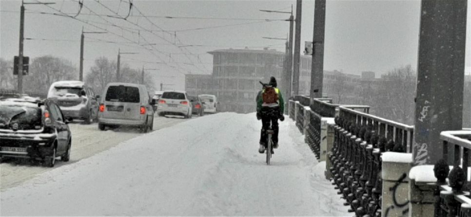 Radfahrer gestern (8. Februar) auf der Albertbrücke. Foto: ADFC
