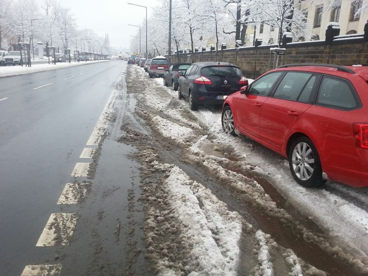 Fetscherstraße: geräumte Fahrbahn für die Autos, Schneematsch auf dem Radweg. Foto: ADFC