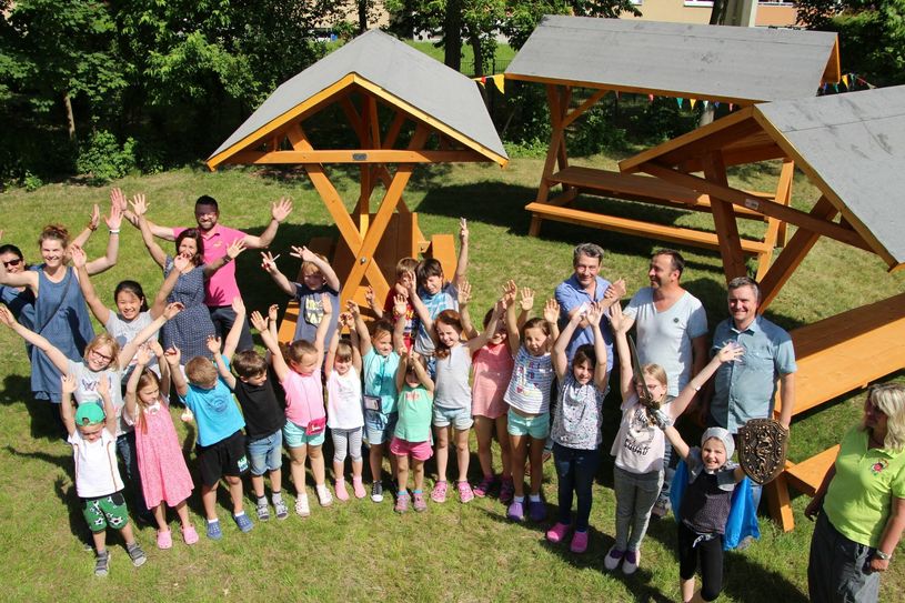 Übergabe der Sitzgruppe mit allen Helfern und den Hortkindern. Foto: Schramm