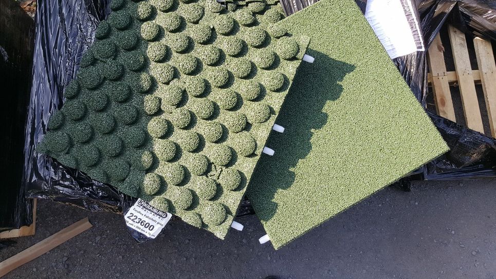 Solche Hartgummimatten wurden vom im Bau befindlichen Außenspielplatz gestohlen. Foto: Polizeidirektion Dresden