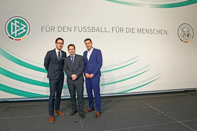 Der SV Pesterwitz bei der Urkundenverleihung am 21. April 2016 in Mannheim: Thomas Hesse (Medienverantwortlicher Aktion „Kenny und Ricky“ und Trainer der F3-Jugend des SV Pesterwitz), Jörg Gernhardt (Erster Vizepräsident des Sächsischen Fußballverbandes) und Torsten Rönsch (Trainer F3-Jugend des SV Pesterwitz). Foto: SV Pesterwitz
