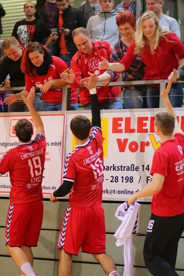 Die Fans und das Team sind stolz aufeinander. Foto: LHC Cottbus/Steffen Beyer