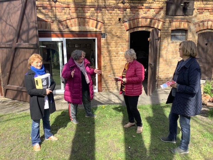 Technische Vorbereitung des Strittmatter-Stückes in Bohsdorf: Verlagsleiterin Christa Gudrun Mahl, Dramaturgin Maren Simoneit, Heidemarlen Polzin und Renate Brucke vom Erwin-Strittmatter-Verein (v.l.n.r.). Foto: Kayser