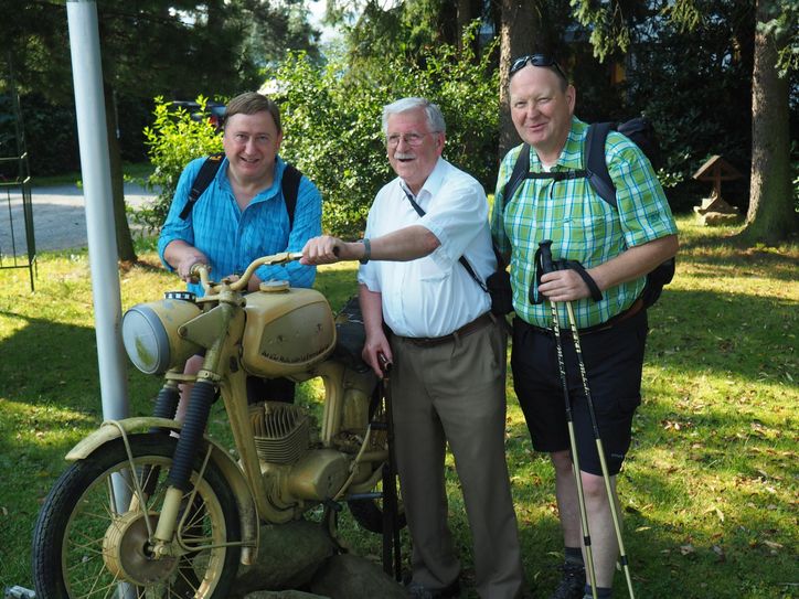 Dr. André Hahn (MdB/LINKE), Klaus Fiedler und Klaus Brähmig (MdB/CDU) (v. li.) rüsten sich für den Aufstieg.   Foto: privat