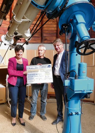 Die Geschäftsführer der EWB Andrea Ohm und Volker Bartko (r.) überreichen den Spendenscheck an Rüdiger Hackel, Vorsitzender des Sternwarten-Fördervereins. F.: pm