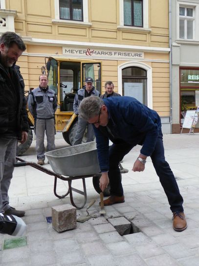 Symbolisch legte Oberbür-germeister Klaus-Peter Hanke im Beisein zahlreicher Akteure die letzten beiden Steine in die Fußgängerzone. Fotos:Stabenow