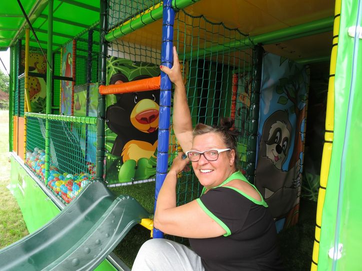 Andrea Hartkopf schaut trotz Planänderung optimistisch in die Zukunft. In die neuen Angebote auf dem Außengelände wurden über 50.000 Euro investiert. Foto: Silke Richter