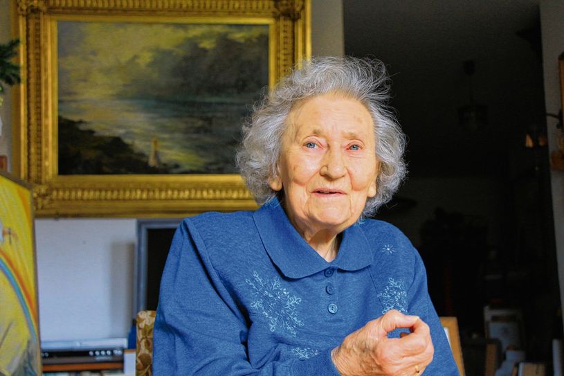 Liselotte Finke-Poser (90) hat ihr Atelier inzwischen im Wohnzimmer und malt ihre Bilder am Tisch. Foto: Annette Lindackers