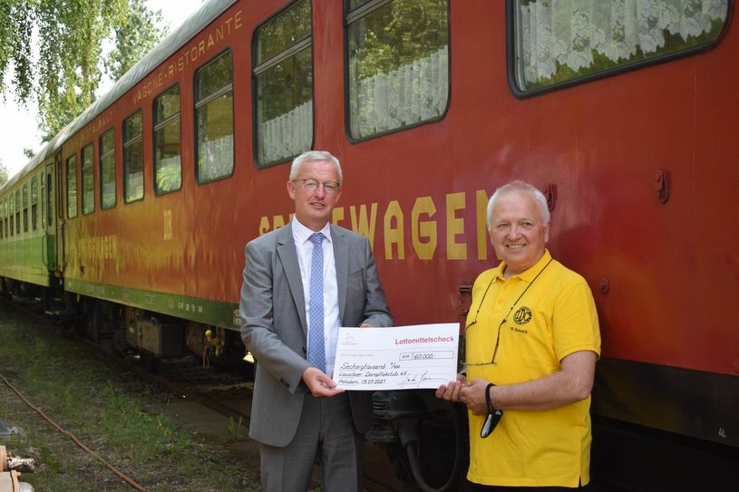 Guido Beermann, Minister für Infrastruktur und Landesplanung des Landes Brandenburg, überreichte dem Vorstandsvorsitzenden Werner Donath die Lottomittel in Höhe von 60.000 Euro. Foto: asl