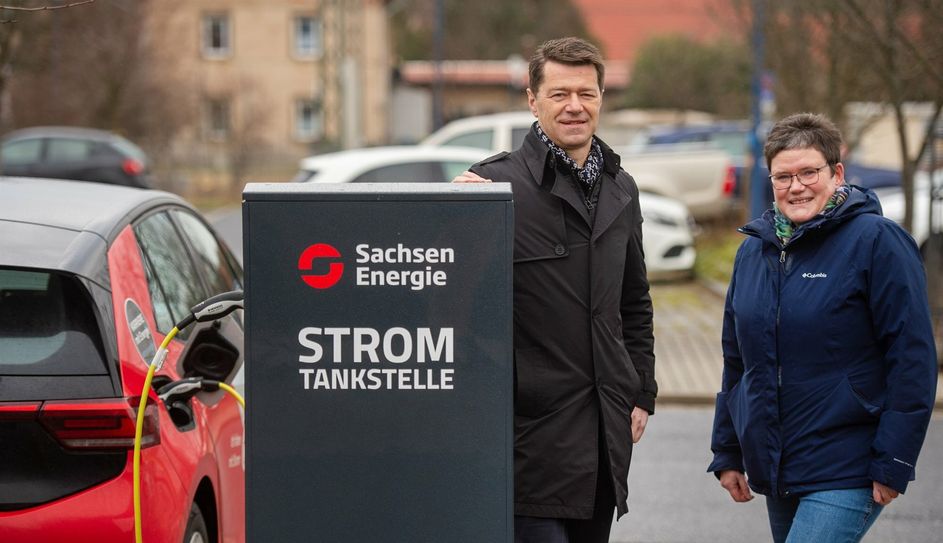 Bürgermeisterin Manuela Gajewi nimmt mit SachsenEndergie die neue Stromtankstelle am Bahnhof in Betrieb.