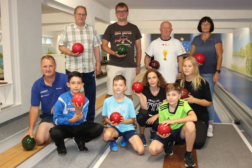 Michael Rietz (SG Kirchhain, Baukoordinator), Andreas Prinz (Gründer der AG Kegeln, SG Kirchhain), Martin Appelt (Vorsitzender, SG Kirchhain), Conrad Scholz ( Mitglied des TSV Doberlug), Heike Schumacher (Vorstand TSV Doberlug) v.l. mit jungen Nachuchskeglern. Foto:wit