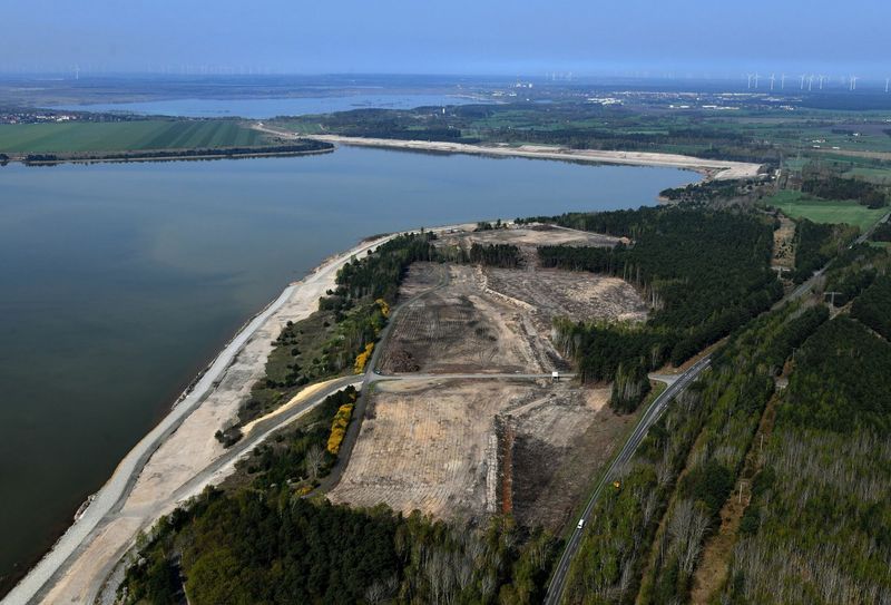 Blick auf den Sedlitzer See mit der Ufersicherung in Lieske. Foto: LMBV/Peter Radke