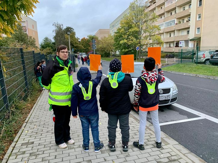 Bei der Sicherheitsaktion vor der Grundschule mussten zahlreiche Autofahrer aufgeklärt werden. Foto: Stadt Bautzen