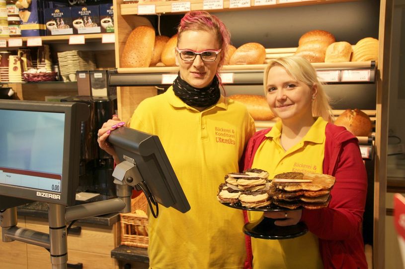 Immer ein freundliches Wort auf den Lippen: Madeleine Hofmann und Sandra Thalheim (r.). Foto: Farrar