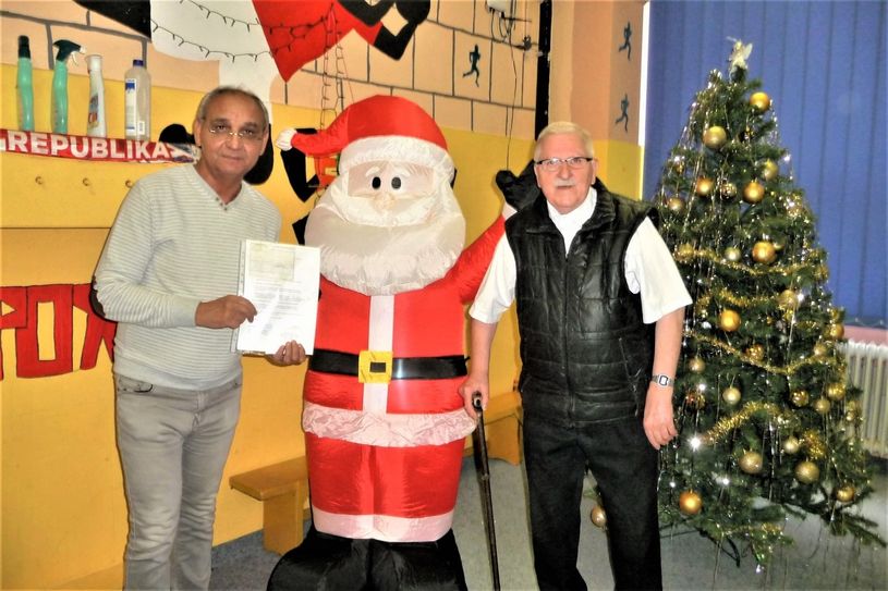 Noch im November hatte Klaus Fiedler (re.) im Romazentrum die Spende an Miroslav Grajcar (li.) übergeben. Foto: privat