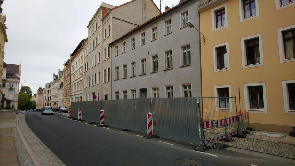 Das Gebäude auf der Bautzener Straße 44 droht einzustürzen und muss deswegen abgerissen werden. Bereits seit Frühjahr 2018 sind Fußweg und Parkbuchten abgesperrt. Foto: Keil