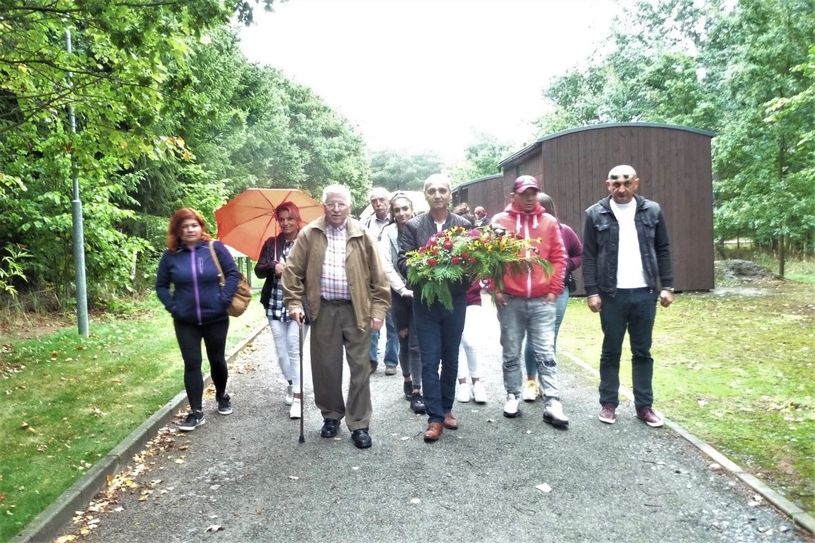 Die Teilnehmer auf dem Weg zur Gedenkstätte, 3. v. li. Klaus Fiedler, daneben Miroslav Grajcar.