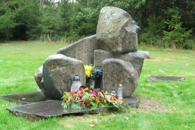 Blumen schmücken die einfachen, grauen Gedenksteine. Fotos: privat/Fiedler