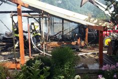 Zu Feuern musste die Feuerwehr im Jahr 2016 nur 11 Mal ausrücken. Meistens waren es kleinere Brände. In Erinnerung blieben allerdings der Brand auf dem Gemüsehof in Vetschau und ein Schuppenbrand in Dahlitz (Foto). Foto: FFW