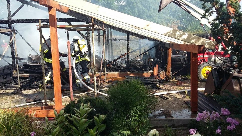 Zu Feuern musste die Feuerwehr im Jahr 2016 nur 11 Mal ausrücken. Meistens waren es kleinere Brände. In Erinnerung blieben allerdings der Brand auf dem Gemüsehof in Vetschau und ein Schuppenbrand in Dahlitz (Foto). Foto: FFW