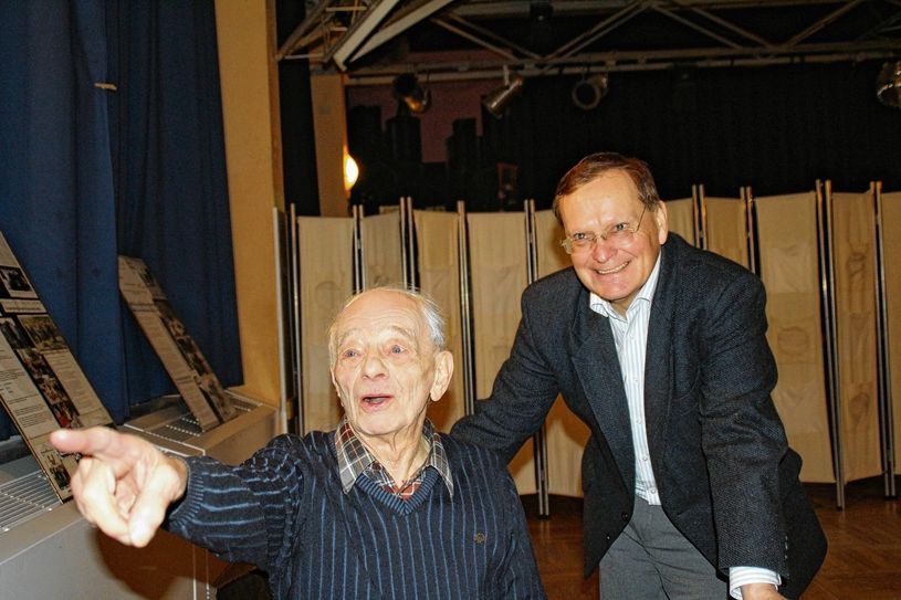 Ein Mann, der was erzählen kann: Justin Sonder. Hier mit Kulturbürgermeister Thomas Delling (v.l.).                   Foto: Seidelt