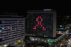 2017 erstrahlte das Pullman Hotel zum internationalen Welt-Aids-Tag.