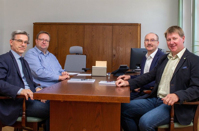 Finsterwaldes Bürgermeister Jörg Gampe (v.l.), Amtsdirektor Marten Frontzek sowie die Geschäftsführer der Stadtwerke Finsterwalde GmbH Jürgen Fuchs und Andy Hoffmann bei der Unterzeichnung des Konzessionsvertrages.