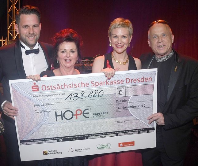 Als das Foto auf der Bühne des Schauspielhauses entstand, standen noch 138.880 Euro Spendensumme auf dem Scheck. Im Laufe der After Show Party konnte Viola Klein (2.v.l.) weitere Einnahmen verbuchen, so dass am Ende 142.000 Euro zusammenkamen für das Projekt Hope Cape Town.