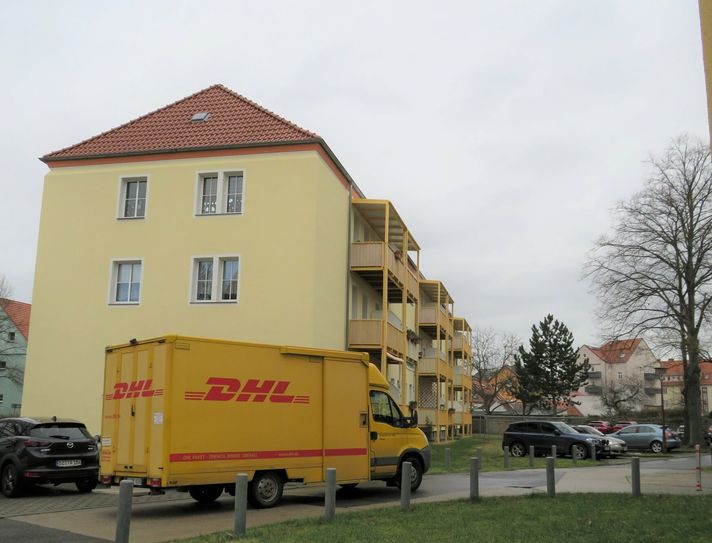 Die frischen Farben der Fassadenverkleidung in der Heinrich-Heine-Straße passen gut in das historische Ambiente in der Altstadt.                    Foto: Silke Richter