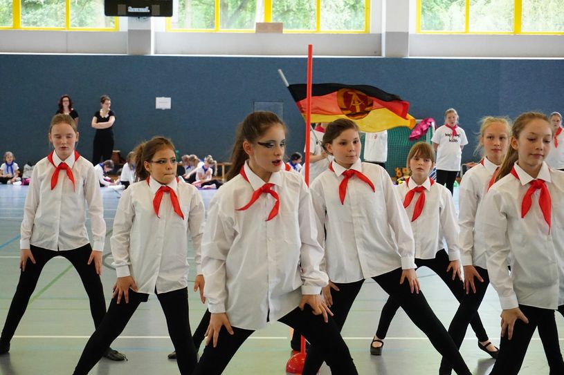 Rote Halstücher und DDR-Flagge: Viele Requisiten dürften den Zuschauern bei der Kindertanzgala „Go West” am 11. Juni in der Stadthalle bekannt vorkommen. Zu erleben gibt es Musik, Tanz, eine spannende Liebesgeschichte und viele Erinnerungen. Foto: Jan Hornhauer