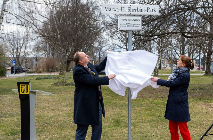 Oberbürgermeister Dirk Hilbert (li.) enthüllt zusammen mit Justizministerin Katja Meier (re.) das Schild "Marwa-El-Sherbini-Park" am Landgericht Dresden.