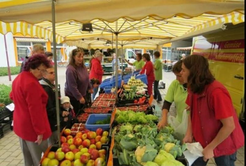 Obststand Ibisch voll im Einsatz. Foto: Privat