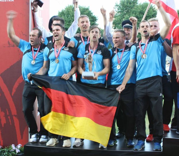 Das Team Lausitz sahnte bei der Olympiade der Feuerwehrleute in Villach ordentlich ab. Foto: „Fotograf/DFV“