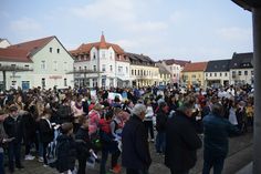 Schüler trafen sich auf dem Markt zum gemeinsamen Singen für den Frieden.