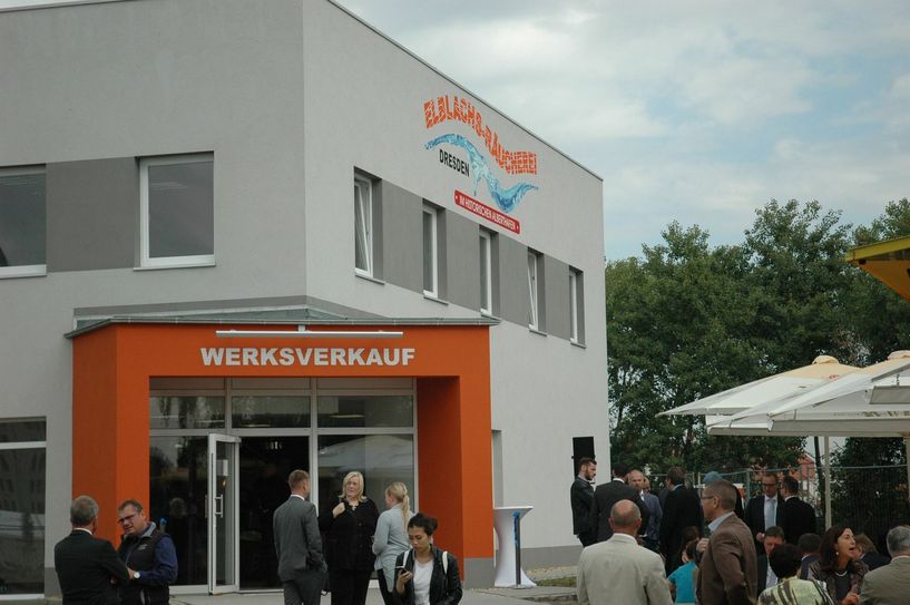 Sachsens modernste und größte Fischräucherei steht jetzt im Alberthafen Dresden.