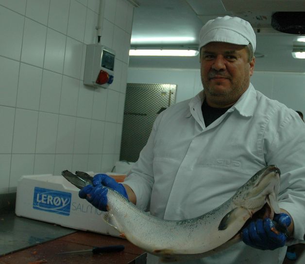 Thomas Walter (49) ist zwar gelernter Fleischer, doch nun für das Zerlegen von Lachs & Co. zuständig.