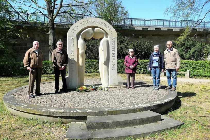 Bürger aus Pirna gedenken und mahnen, dass sich so etwas nie wiederholt!!! Mit dabei Klaus Fiedler und Klaus Hensel (v.li.)  Foto: privat