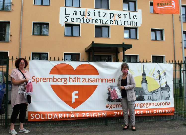 Marita Oldenburg (li.) lieferte bereits mehrfach Mund-Nase-Masken an Heike Weidner-Wollny, Einrichtungsleiterin des Spremberger Seniorenzentrums Lausitzperle. Foto: pm