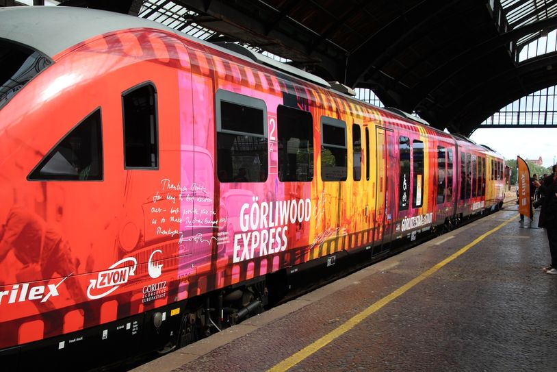Auf dem Görliwood-Express sind Szenen von Dreharbeiten aus der Stadt zu sehen. Foto: Keil