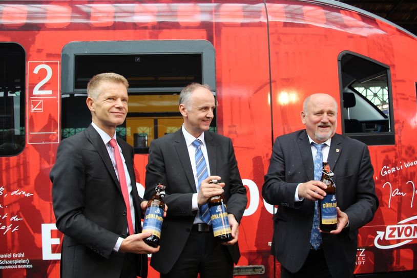 V.l.: Christoph Mehnert, stellvertretender Geschäftsführer des ZVON, Andreas Trillmich, Geschäftsführer der Länderbahn und Siegfried Deinege, Oberbürgermeister von Görlitz bei der Zugtaufe. Foto: Keil