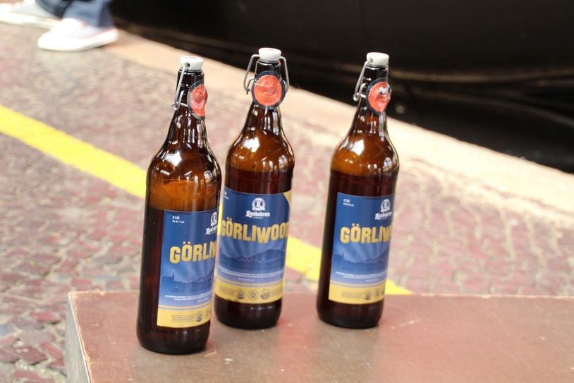 Getauft wurde mit original Görliwood-Bier aus der Landskronbrauerei. Foto: Keil